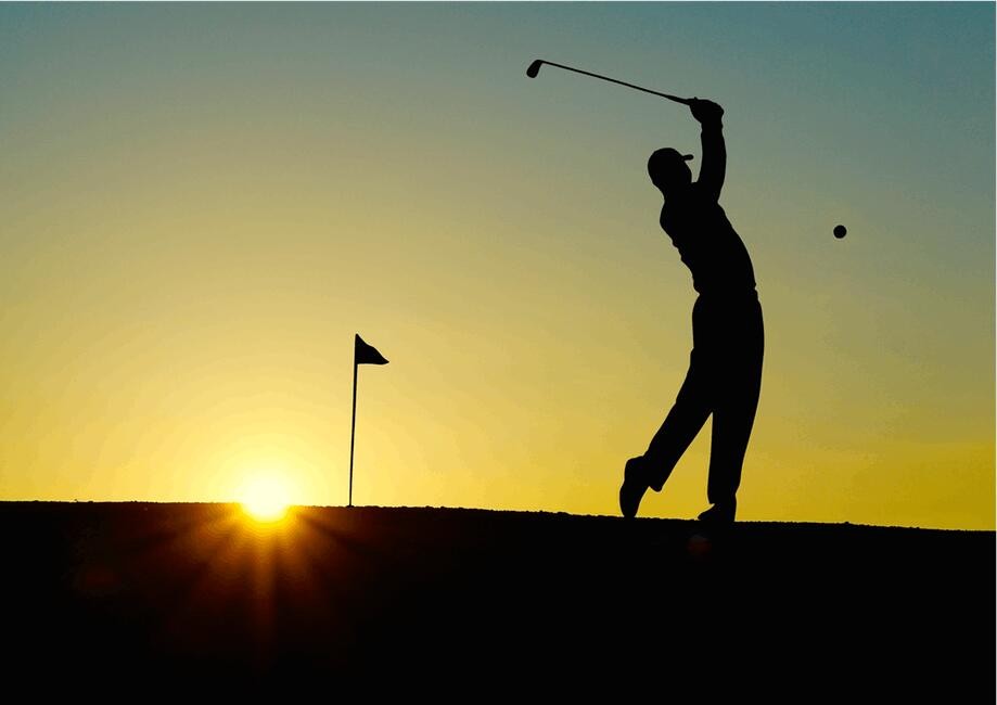 man-playing-at-golf-course-in-Texas